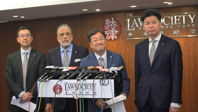 陈泽铭连任律师会会长（右二），黎雅明（左二）、汤文龙（右）及余国坚（左一）为副会长。梁誉东摄
