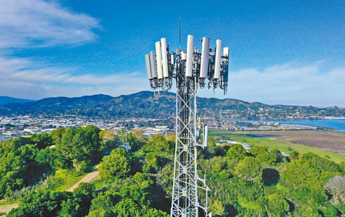 加州一座山峰上的移动通讯发射塔。
