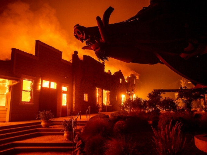 風勢亦令山火迅速蔓延，估計已經有最少12000公頃土地被焚毀。AP