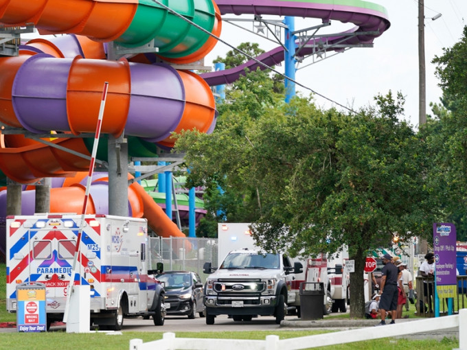 美国德克萨斯州一个水上乐园怀疑发生化学泄漏事故。AP图片
