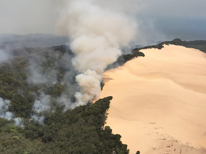 澳洲弗雷泽岛大火烧超过6周未停。Queensland Fire and Emergency Services fb图