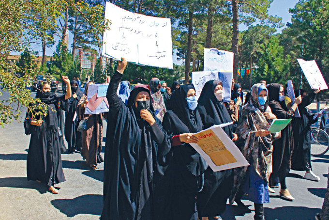 阿富汗西部大城赫拉特周四爆發罕見示威，五十名女性上街爭取工作權與女性入閣。