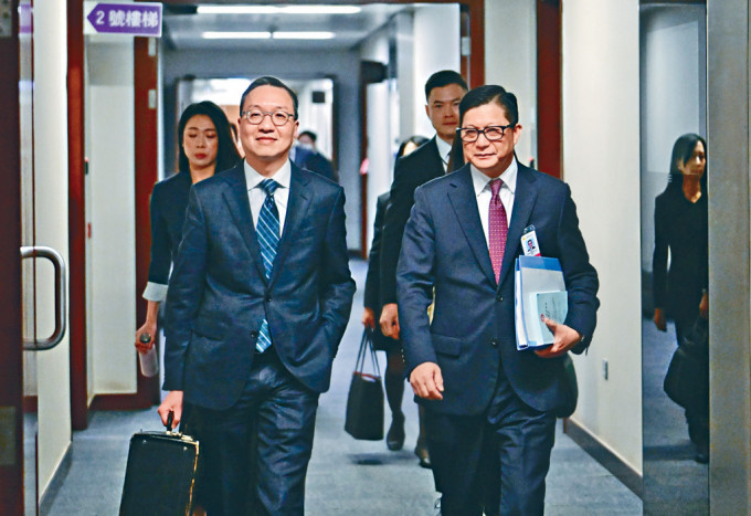 律政司司長林定國與保安局局長鄧炳強(右)，出席立法會審議草案會議。