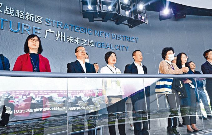 蔡若莲（左3）昨率团到访多个公民科考察团参访点，包括广州南沙的明珠湾开发展览中心。