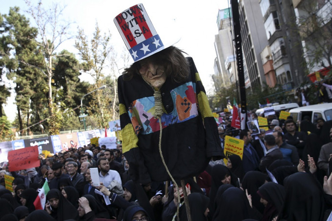 数以千计伊朗人则在首都德黑兰参加集会，高喊「美国去死」的口号。美联社