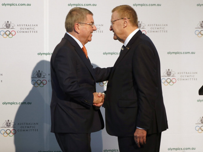 国际奥委会主席巴赫（左）及澳洲奥委会主席高特斯（右）。AP资料图片