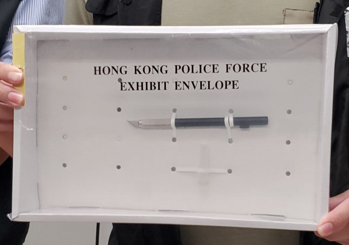 警方在單位內撿獲一把15厘米長的模型刀。