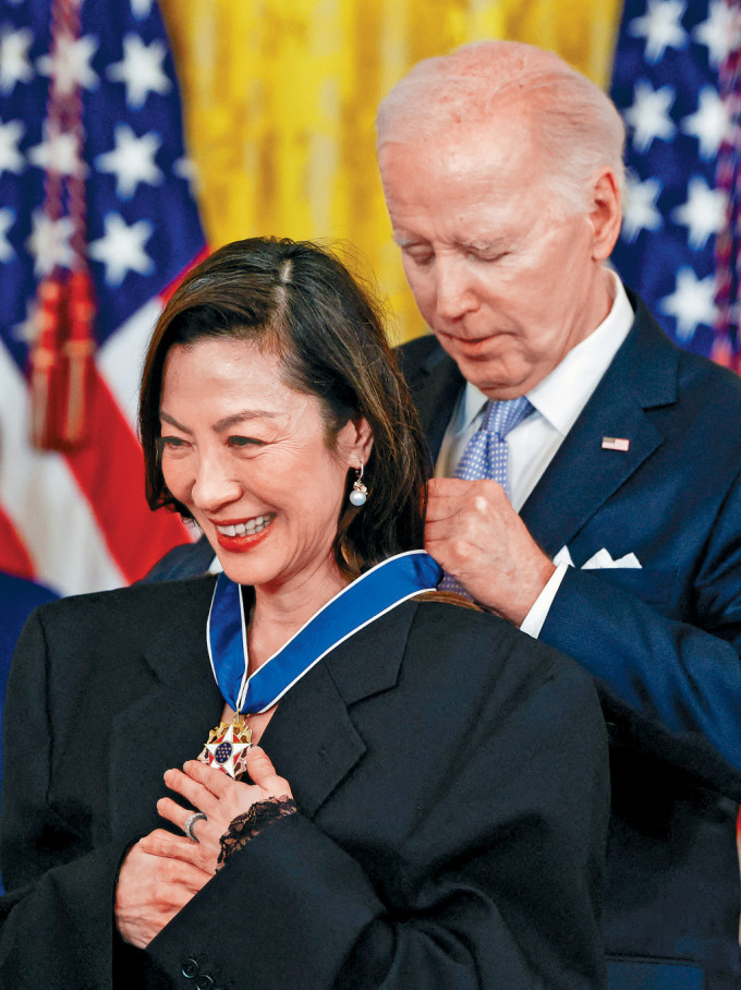 美國總統拜登親自為楊紫瓊戴上勳章，令她激動開心不已！