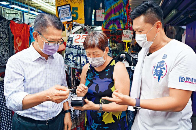 ■陈茂波昨午到旺角花园街购物，在安装了电子支付的排档购物，宣传电子支付。