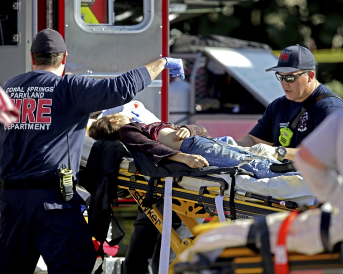 美國佛羅里達州上月14日發生校園槍擊案，造成17人死，多人受傷。美聯社資料圖片