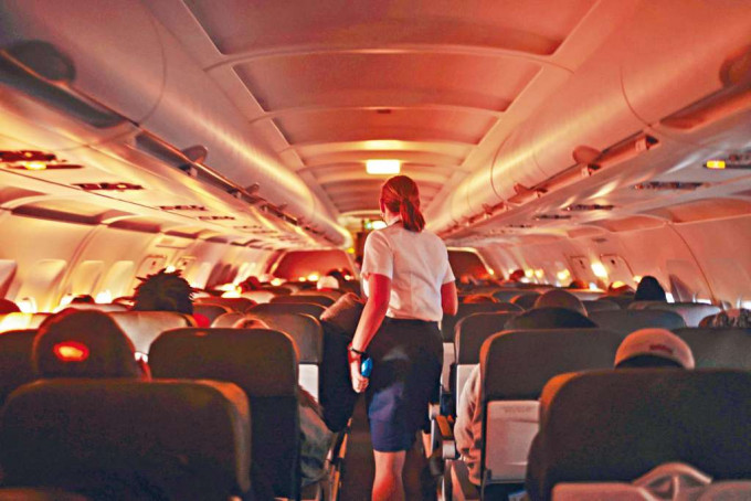 ■上月一架民航機準備降落德州達拉斯國際機場前，空中服務員在機上走廊檢查乘客狀況。