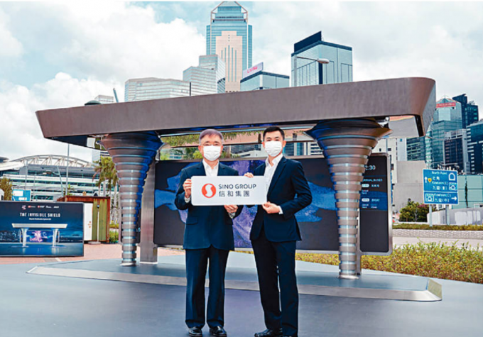 信和集團創新聯席董事楊孟璋 (左) 及奧雅納工程顧問湯振權 (右) 介紹「城巿空氣淨化系統2.0」。