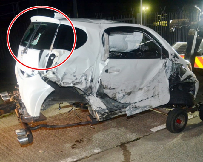 肇事的「P牌」（红圈示）车损毁严重。