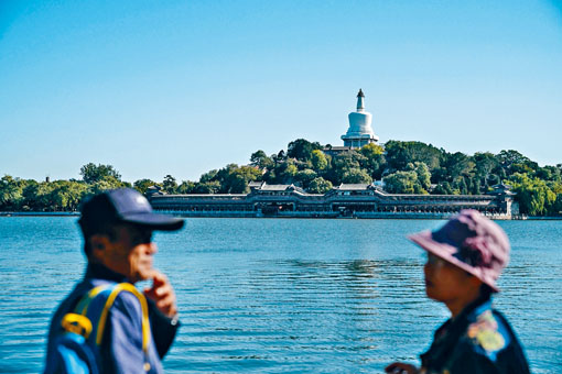 北京市大气环境持续改善，蓝天白云逐渐增加。