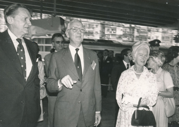已故前港督麦理浩夫人邓丽娉(右前)辞世，终年99岁。 资料图片