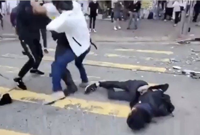 香港人權監察對警方用真槍實彈對付市民，表示震怒。 網圖