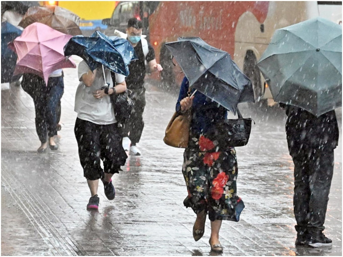 本港地區今日大致多雲，間中有狂風及大驟雨，亦有雷暴。