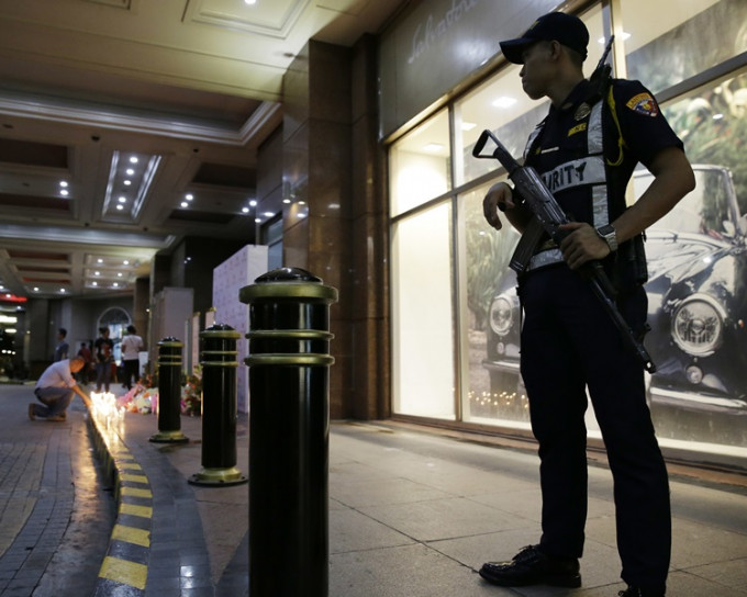 賭場外仍有軍警把守。AP