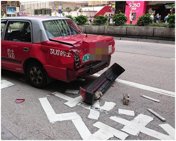 的士遭撞尾損毀相當嚴重。「巴士的事討論區」facebook Kwok-Keung Ip