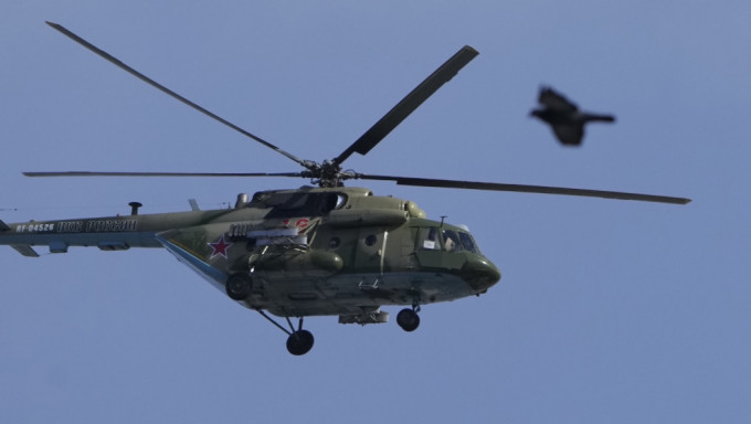 去年俄羅斯勝利日閱兵綵排期間亮相的MI-8軍用直升機。 美聯社