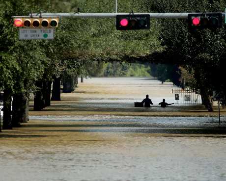 哈維在休士頓肆虐引發洪水。AP