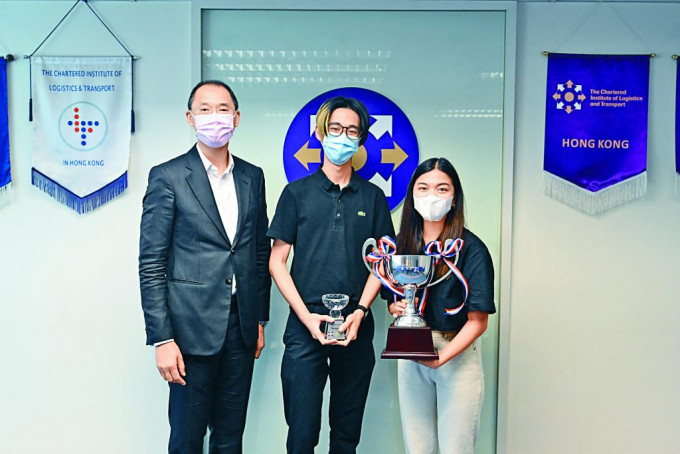 冠军队伍香港大学代表由学会副会长梁启元博士工程师（左一）接过奖杯