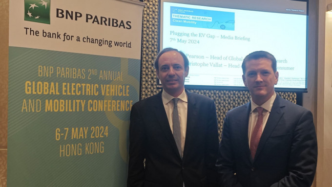 左起为法巴亚太区环球银行部工业及消费品部主管万雷（Jean-Christophe VALLAT）及全球汽车业研究部主管 Stuart Pearson。