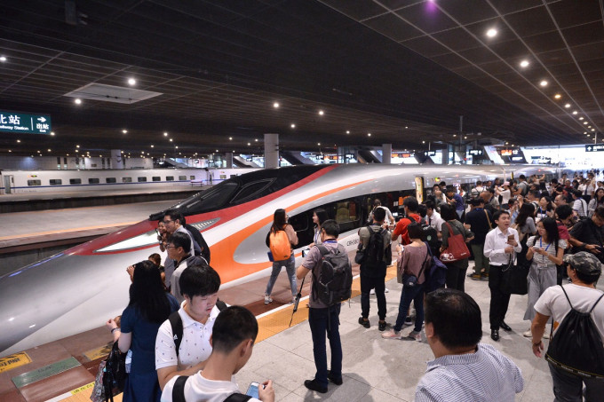 有旅客需由港鐵職員帶領經特別通道，進行安檢趕上車。