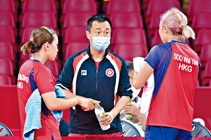 港乒女队教练李静（中）提醒队员要攻得更有力。