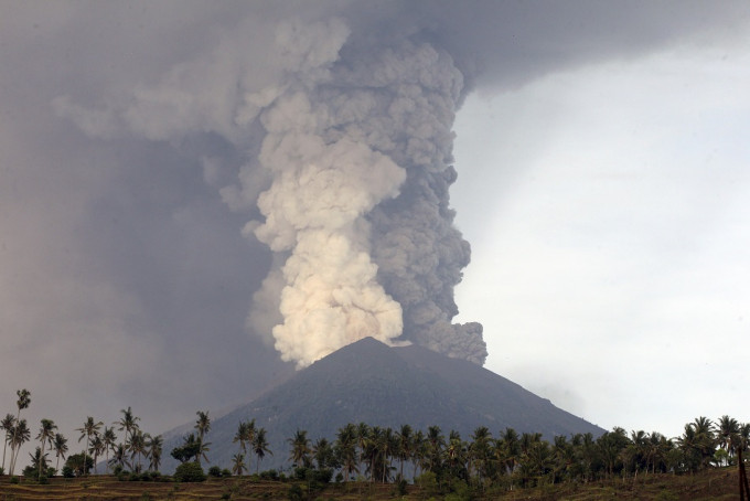 印尼峇里岛阿贡火山。AP图片