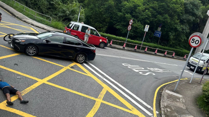 大埔公路单车男遭私家车硬撼 手脚受伤倒地。车cam L（香港群组）FB