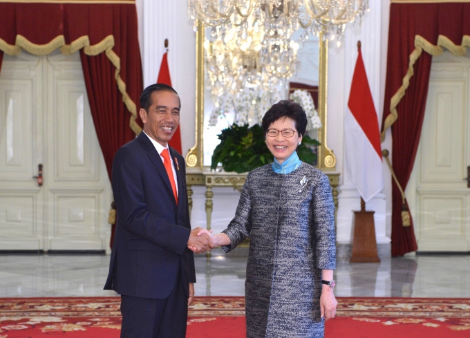 林郑月娥（右）在印尼雅加达与印尼总统佐科‧维多多（左）会面。政府新闻处图片