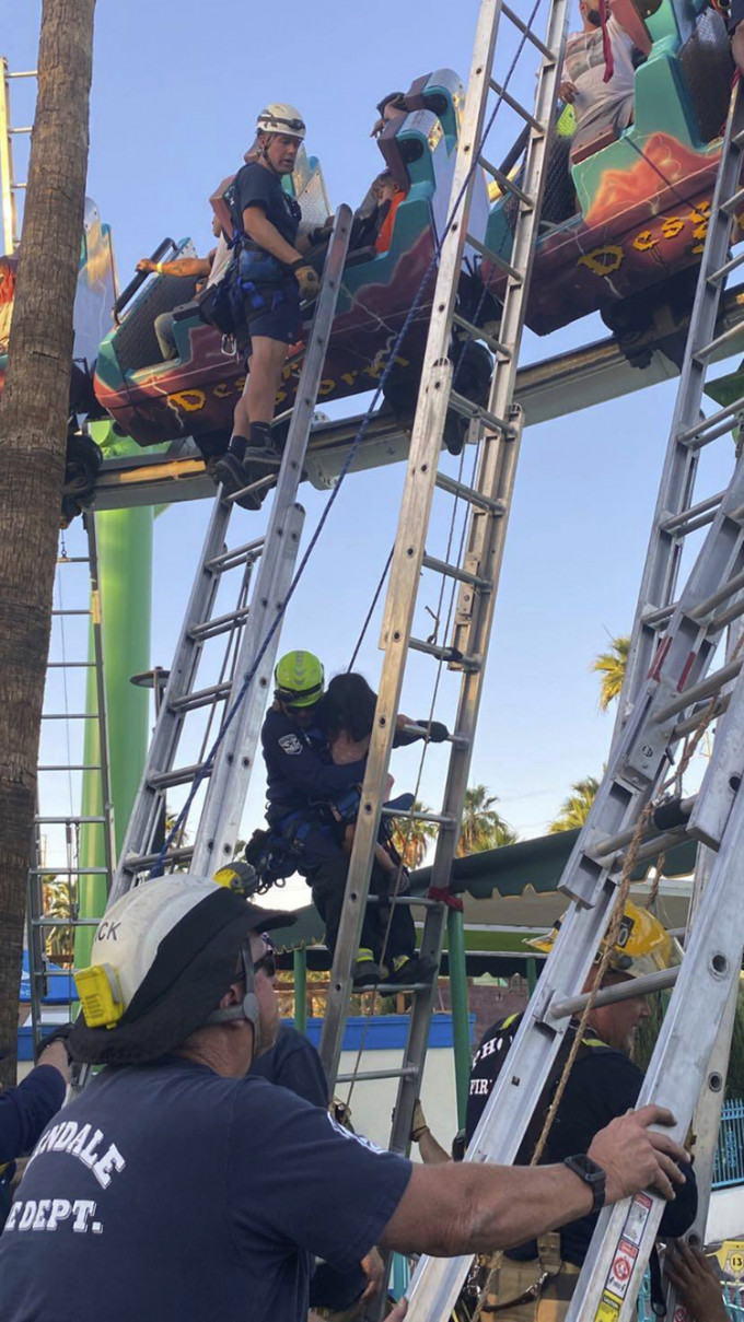 消防员架起梯子拯救被困游客。AP图片