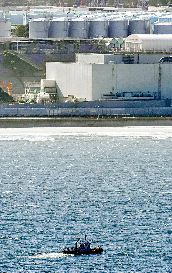 在福岛核电厂对开海面，有船只在提取海水以供检测。