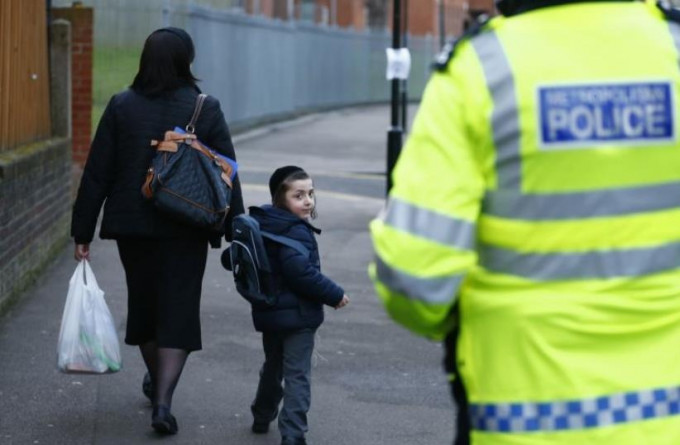 伦敦警察局去年拘捕了215名涉枪械罪案的少年或儿童。路透社、