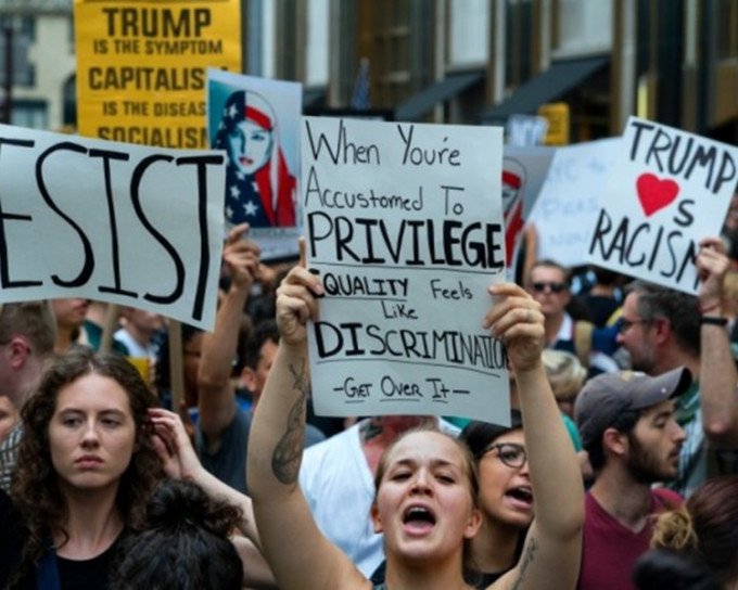 数百名示威者在特朗普大楼外抗议特朗普「回家」及不满其对维珍尼亚州集会的处理手法。AP