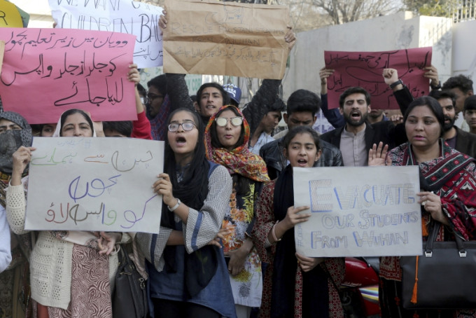 巴基斯坦一批家長示威要求當局從湖北撤走學生。AP