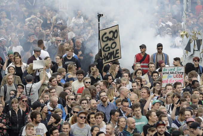 約1.3萬人周五在漢堡市中心參加「歡迎來地獄」遊行，反G20峰會並抗議全球化。美聯社