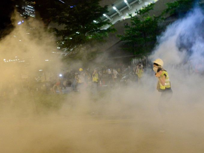 警方1日凌晨展开清场行动施放催泪弹驱赶留守立法会大楼示威者。资料图片