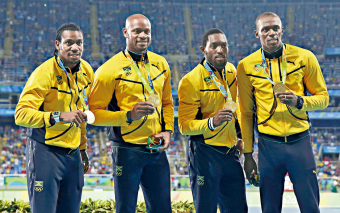 ■牙买加短跑辉煌时代，除了保特（右）外，鲍维（左二）实力也是世界顶尖。