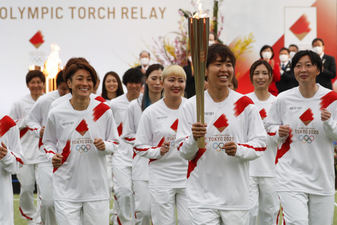 日本女足自福島縣起跑，開始東京奧運聖火傳遞。 AP