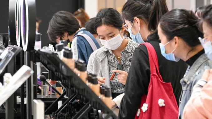 发改委促抓住春节、元宵节等传统佳节消费旺季契机。新华社图片