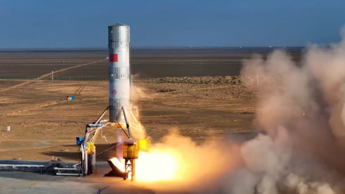 內地民營航天公司藍箭航天研發的朱雀3號可重複使用火箭，首次垂直起降試驗成功。微博