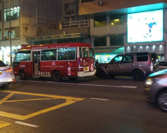 太子道西小巴被撞。香港交通突发报料区Oscar Yeung‎网民图片