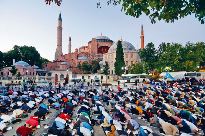 ■土耳其大批穆斯林前日在世界遗产圣索菲亚大教堂前晚祷。