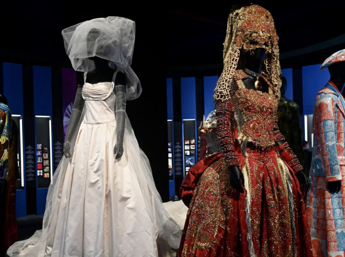 梅艳芳在最后一场演唱会中曾穿着的白色婚纱和西式红金裙褂。政府新闻处图片