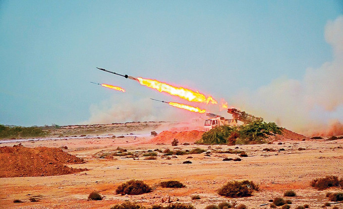 伊朗革命卫队在军事演习中发射导弹。