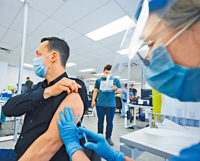 加拿大魁北克省蒙特利尔一间公营诊所，为民众接种猴痘疫苗。