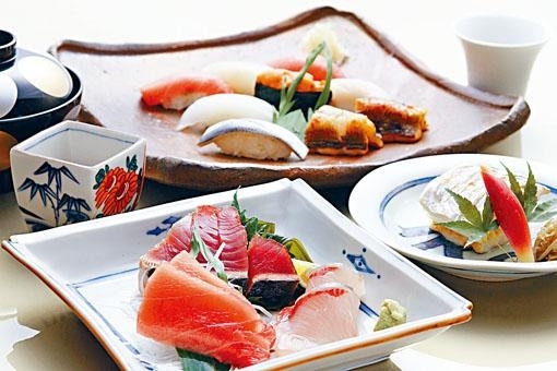 日本60多岁妇钻石公主号落船后即约朋友吃寿司。（星岛日报）