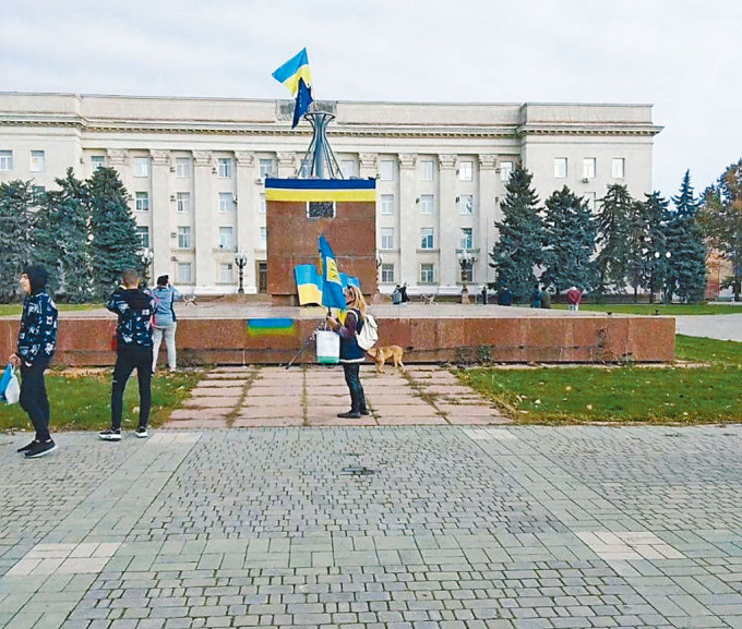 赫爾松市中心升起烏克蘭國旗。